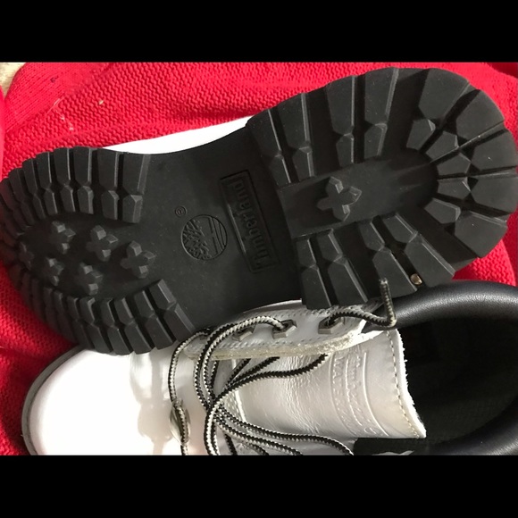 Like new white Timberland boots. Smoke-free, pet- free home. Size 7 - Picture 5 of 8